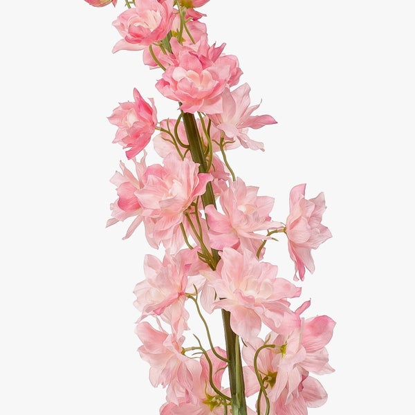 Kunstblume Rittersporn in Rosa, langer Stiel mit Blüten, Knospen und grünen Blättern.