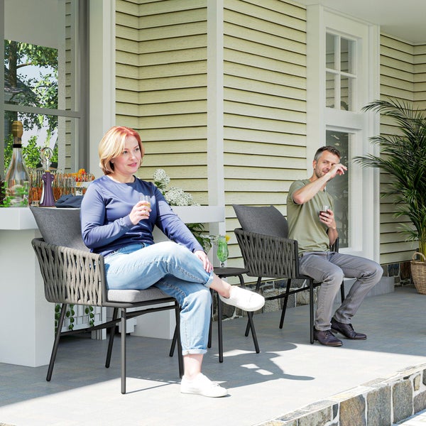 Terrasse mit zwei Personen, die in Sesseln sitzen und Getränke genießen.