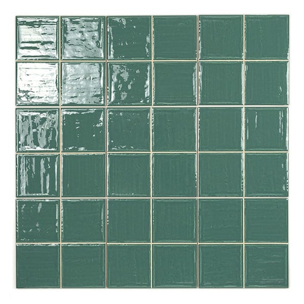 Quadratische Wandfliesen mit glänzender Oberfläche in grüner Optik, angeordnet im Verbund zur Veranschaulichung der Fliesengestaltung.