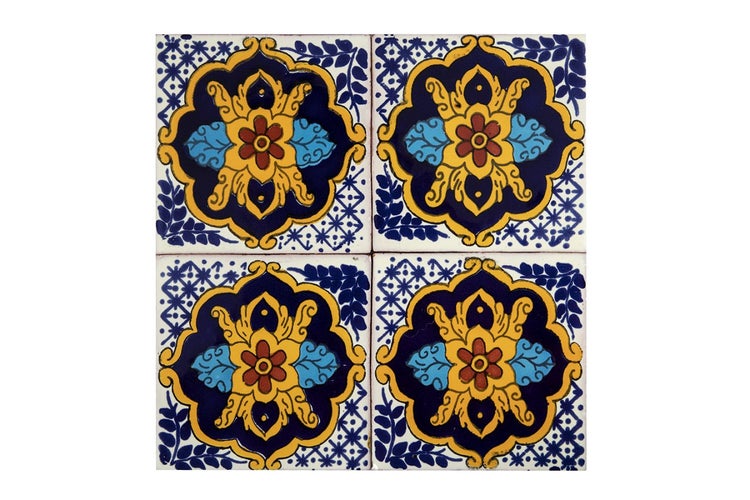 Vier dekorative Fliesen mit floralem Muster