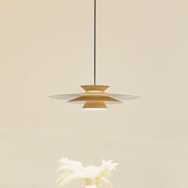 Moderne Pendelleuchte mit mehrlagigen, abgestuften Schirmen und einem dünnen schwarzen Kabel.