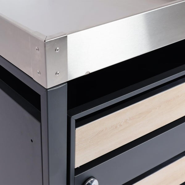 Detailaufnahme eines Grillschranks mit Edelstahloberfläche und Schubladen