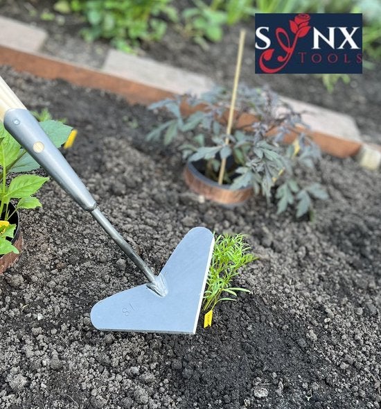 Synx Tools Unkrauthacke im Einsatz im Garten