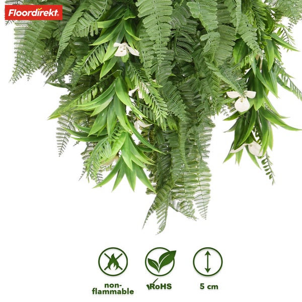 Künstliches Pflanzenpaneel mit Farnblättern und weißen Blüten. Floordirekt Logo. Nicht brennbar, RoHS konform und 5 Zentimeter dick.