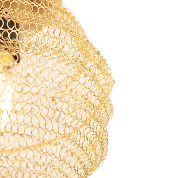 Nahaufnahme eines Lampenschirms aus goldfarbenem Metalldrahtgeflecht mit Ringmuster.