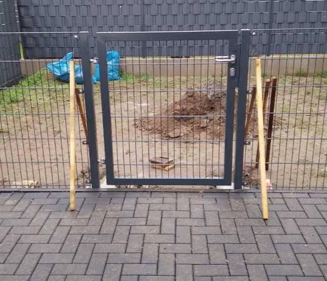 Einflügeliges Gartentor aus Metall in Anthrazit, eingebaut in einen Doppelstabmattenzaun.