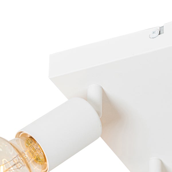 Detailansicht einer weißen Deckenleuchte mit Spot