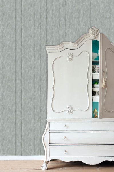 Szene mit einer Tapete in Holzoptik und einem weißen Vintage-Schrank