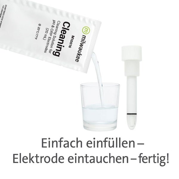 Milwaukee Reinigungslösung für pH und Redox Elektroden wird in ein Glas gegossen, neben einer Elektrode