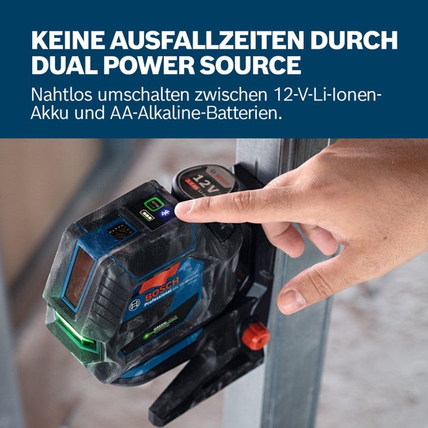 Bosch Logo. Person bedient Bosch Kreuzlinienlaser mit Dual Power Source Funktion, der sowohl mit 12-Volt-Lithium-Ionen-Akkus als auch mit AA-Alkaline-Batterien betrieben werden kann.