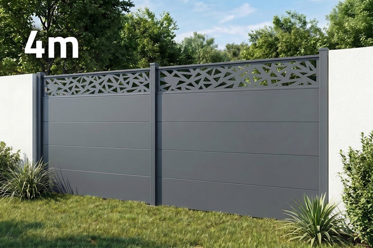 Moderner Sichtschutzzaun aus Metall mit geometrischem Dekor im oberen Bereich und einer Gesamtlänge von 4 Meter im Garten.