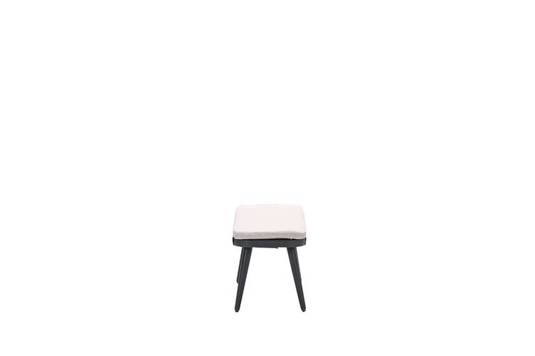 Hocker mit gepolstertem Sitzkissen und dunklem Gestell.
