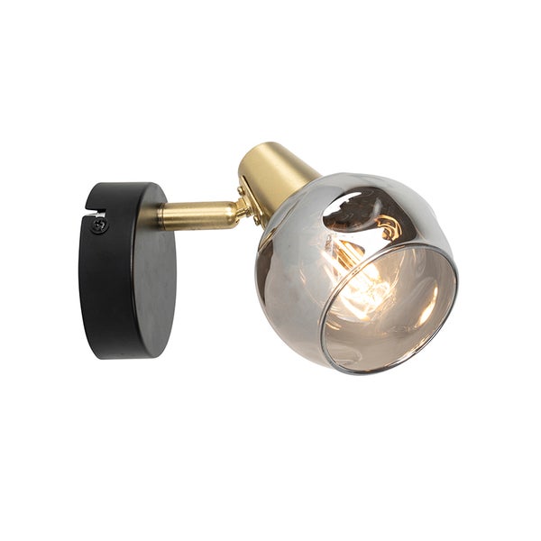 Wandspot mit schwarzer Halterung, messingfarbenem Arm und einer runden Glasschirm-Leuchte mit Filament-Leuchtmittel.