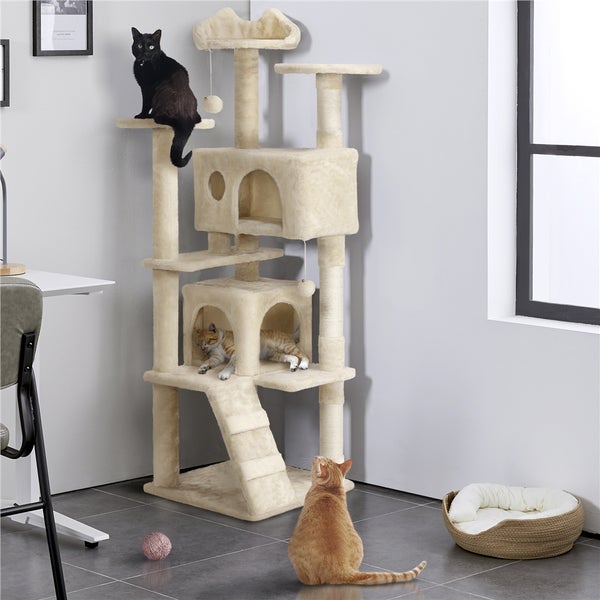 Mehrstöckiger Katzenkratzbaum mit mehreren Katzen