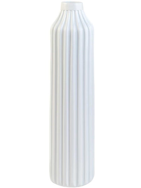 Weiße hohe Vase mit vertikalen Rillen und schmalem Hals.