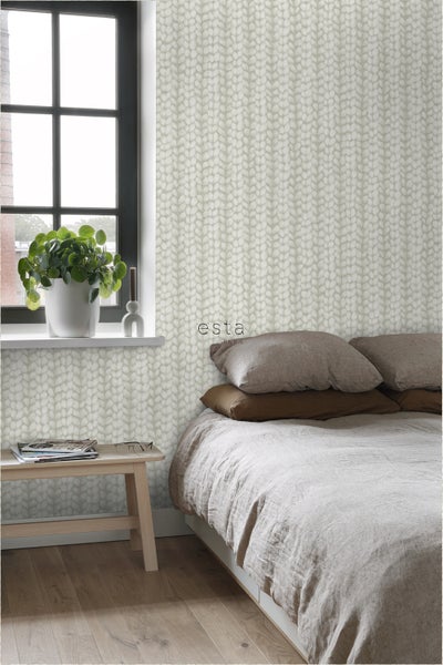 Schlafzimmer mit Bett und Strickmuster-Tapete