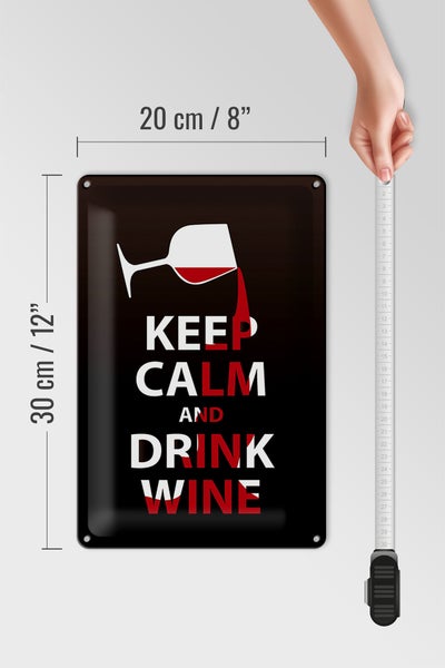 Metallschild mit dem Aufdruck 'Keep Calm and Drink Wine' und einem Weinglas