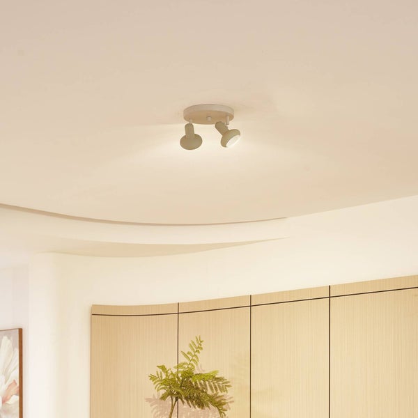 Deckenleuchte mit zwei Strahlern im Interieur