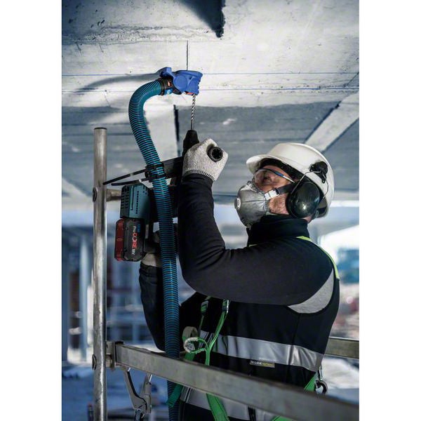 Bohrarbeiten mit Bohrstaubabsaugung an einer Betondecke