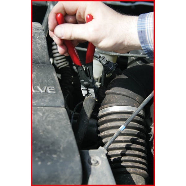 Eine Person verwendet eine Schlauchschellenzange im Motorraum eines Autos.