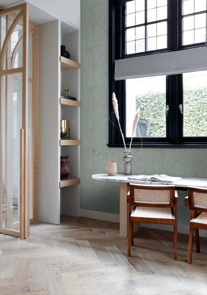 Einrichtung mit Esstisch, Stühlen, Regal und Fenster für ein helles und organisiertes Ambiente.