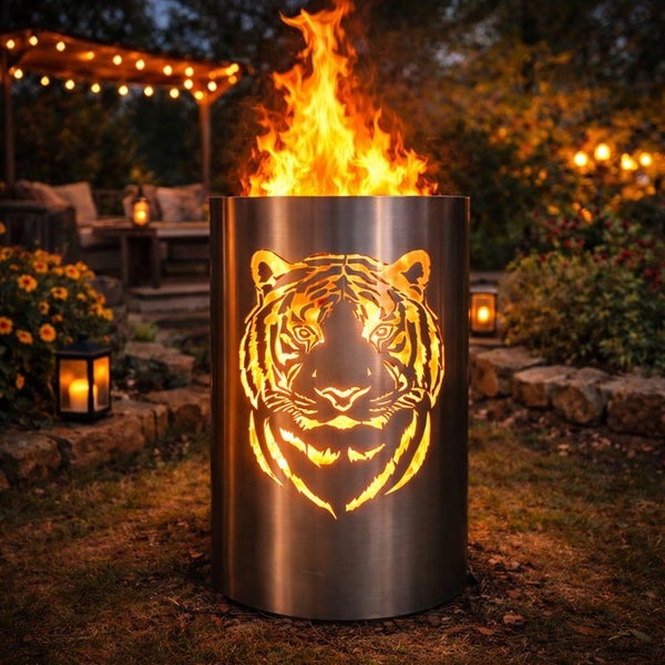 Feuersäule aus Metall mit Tigerkopfmotiv im Garten