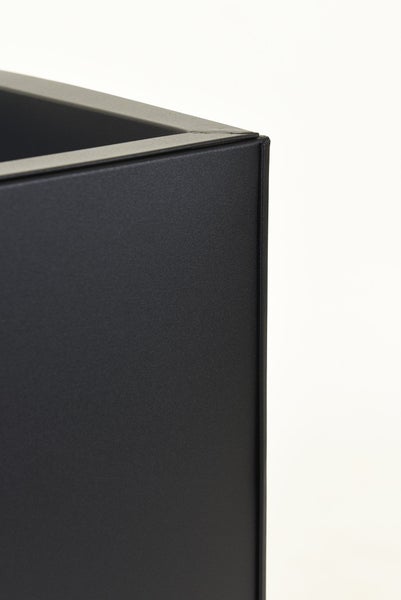 Detailansicht einer Ecke eines schwarzen rechteckigen Pflanzkastens aus Metall mit matter Oberfläche.