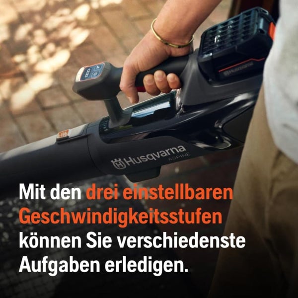 Husqvarna Aspire Akku Laubbläser mit drei einstellbaren Geschwindigkeitsstufen in der Hand