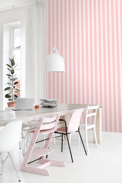 Heller Raum mit Esstisch, Stühlen und gestreifter Tapete