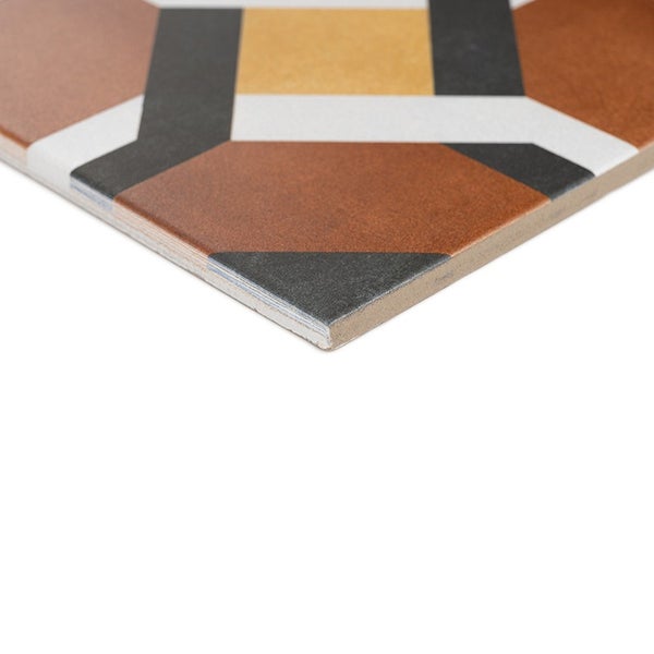 Quadratische Keramikfliese mit geometrischem Muster in verschiedenen Farbtönen für Wand- und Bodenbeläge
