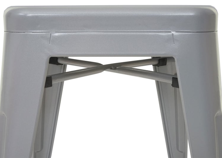Detailansicht eines silberfarbenen Metallhockers, der Stabilität und modernes Design zeigt