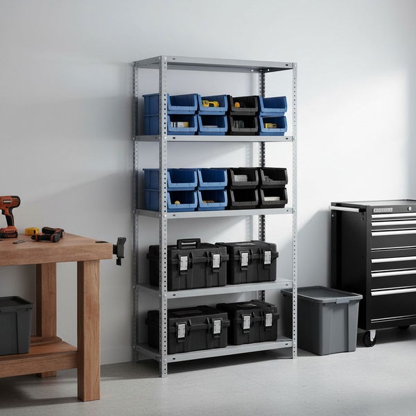 Helle, organisierte Werkstatt mit grauem Metallregal, blauen und schwarzen Lagerboxen, einer Werkbank aus Holz und einem Werkstattwagen.