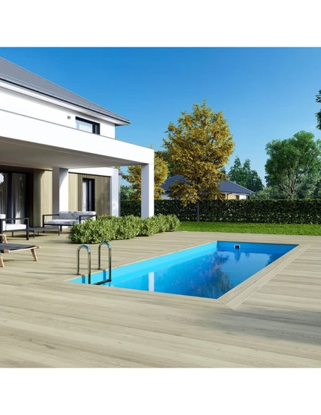 Szene mit eingelassenem Pool im Garten mit Holzdeck und Leiter