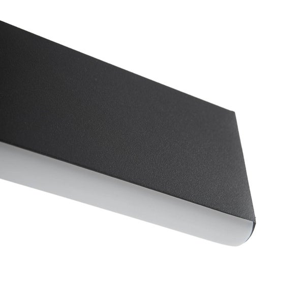 Detailansicht einer rechteckigen Wandleuchte mit mattschwarzem Gehäuse und weißem Diffusor.