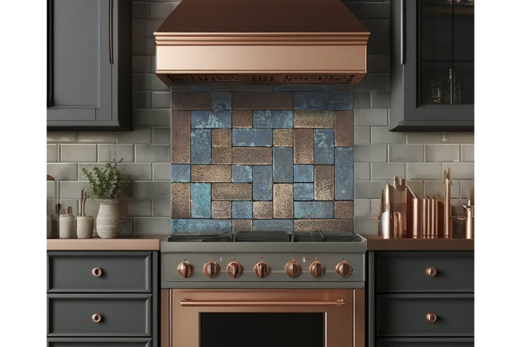 Küchenszene mit Herd, Dunstabzugshaube und Wandfliesen