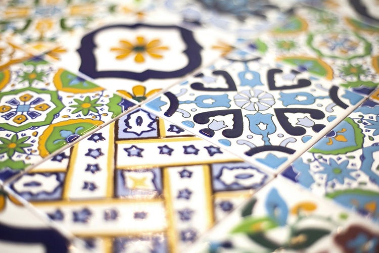 Detailaufnahme von Fliesen mit floralen Mustern