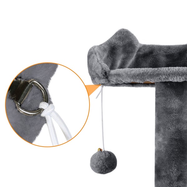 Detailaufnahme eines Katzenkratzbaums mit Spielzeugball