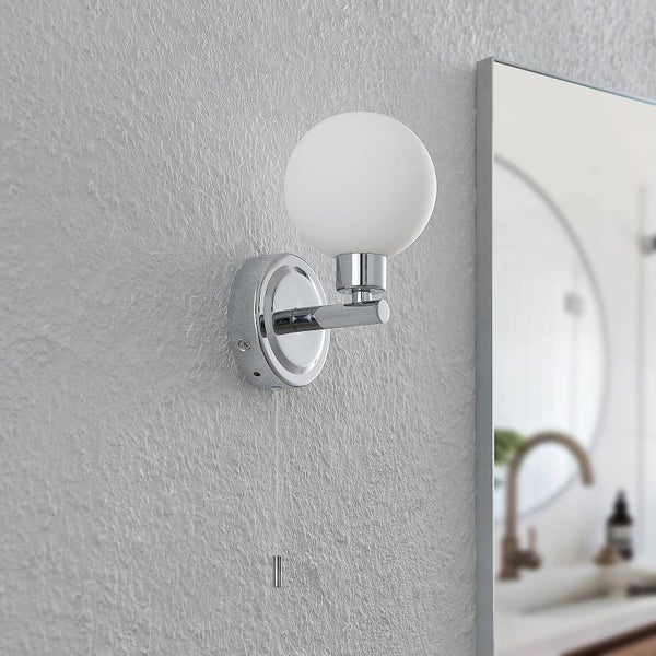 Wandleuchte mit Zugschalter und runder Lampenschirm aus Glas