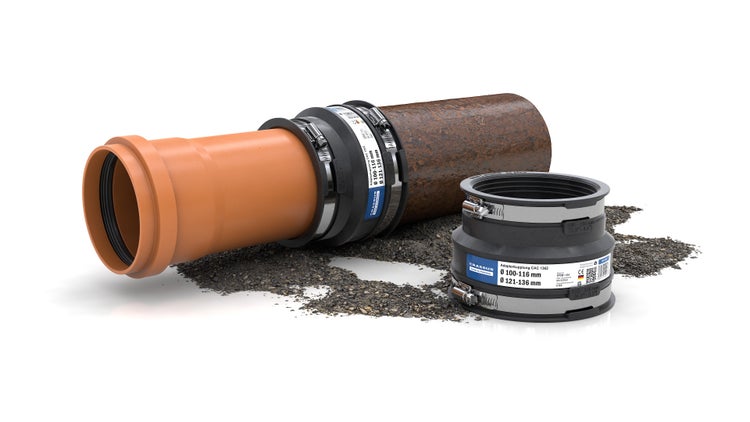 Crassus Adapterkupplung CAC 1362 verbindet ein orangefarbenes Kunststoffrohr mit einem Gusseisenrohr, inklusive Edelstahlspannbändern.