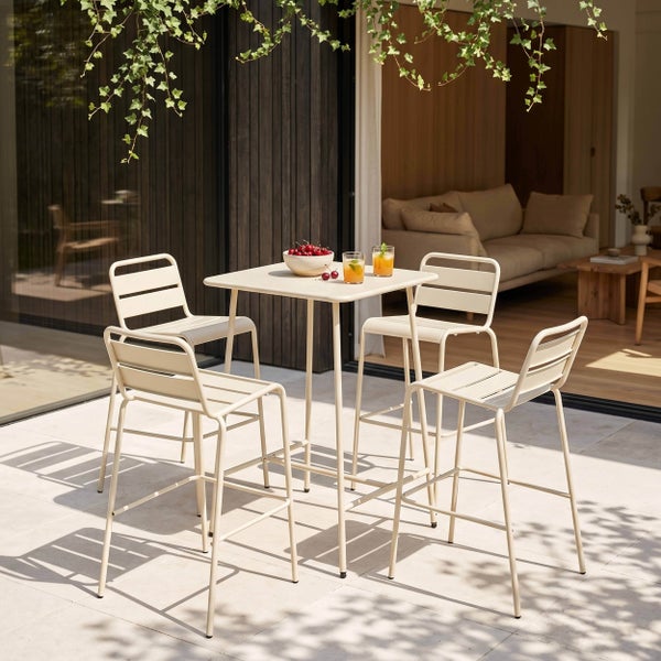 Garten-Barmöbel-Set bestehend aus einem quadratischen Stehtisch und vier Barhockern aus Metall auf einer hellen Terrasse.