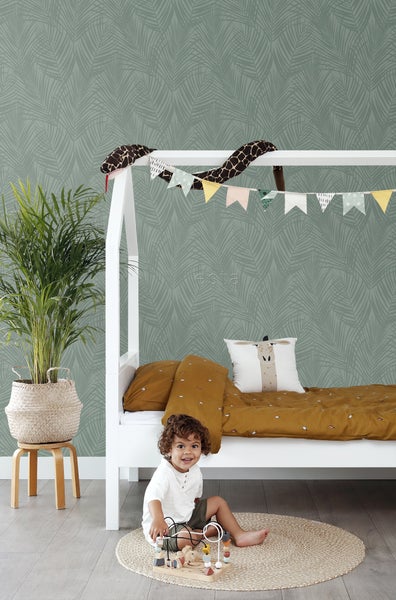 Kinderzimmer mit Bett in Hausform, Deko-Girlande, Stoffschlange, Zimmerpflanze, Spielteppich und Dschungeltapete