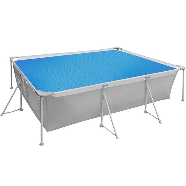 Rechteckige blaue Solarplane auf einem grauen Frame Pool zur Wassererwärmung und zum Schutz vor Verschmutzung.