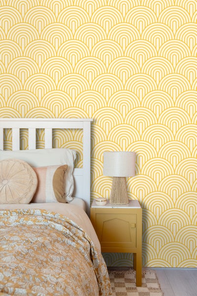 Schlafzimmer mit Bett, Nachttisch und Tapete mit Halbkreis-Muster
