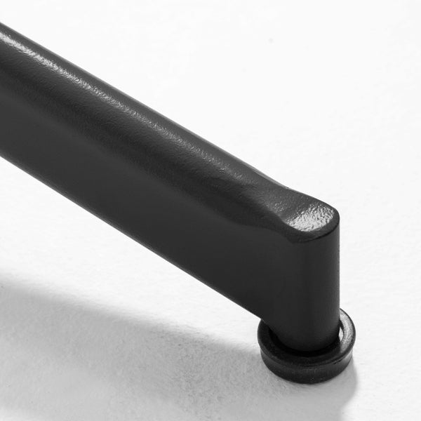 Nahaufnahme eines anthrazitfarbenen Möbelfußes aus Metall mit einem schwarzen Bodenschoner aus Kunststoff.