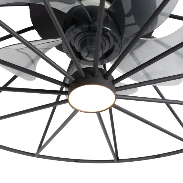 Moderner Deckenventilator mit runder Leuchte, schwarzem Metallrahmen und transparenten Ventilatorflügeln.