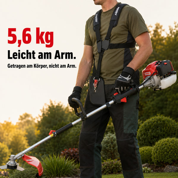 Person nutzt eine Hecht Motorsense mit einem gepolsterten Doppelschultergurt zur ergonomischen Verteilung des Gewichts von 5,6 Kilogramm.
