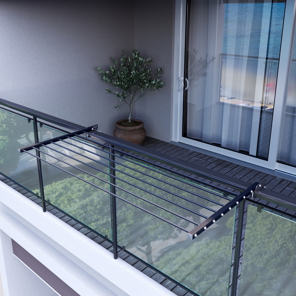 Wäscheständer auf einem Balkon mit Glasgeländer.