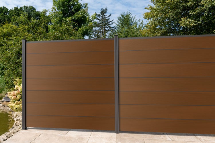 Garten Szene mit Zaunelementen aus Holz und Metallpfosten