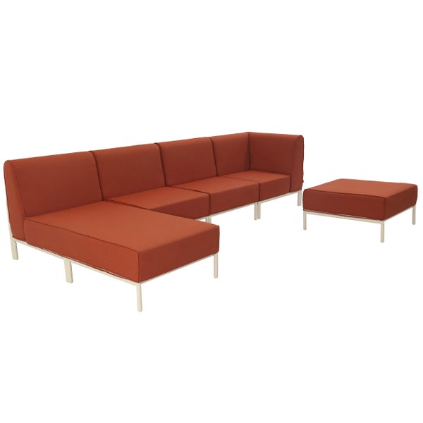 Modulares Garten-Lounge-Set bestehend aus Ecksofa und Hocker mit terracottafarbenen Polstern und hellem Metallgestell.