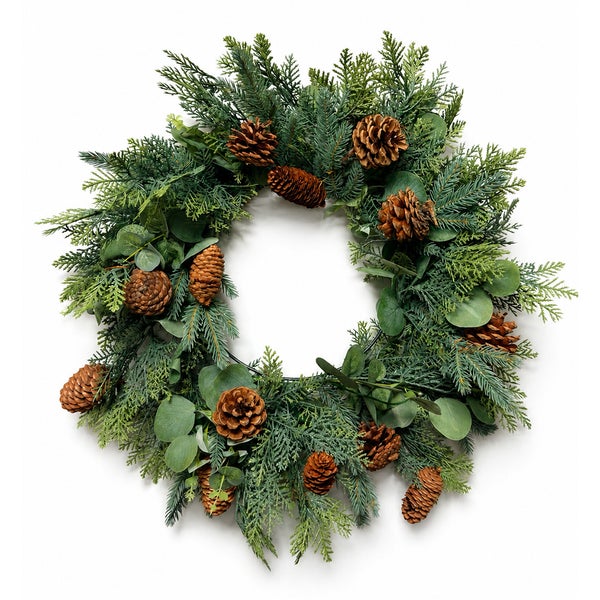 Weihnachtskranz aus künstlichen Tannenzweigen und Eukalyptusblättern mit Zapfen als Tischkranz oder Türkranz
